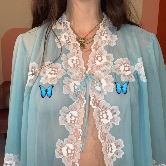 1960’s European vintage sheer and lace robe 🦋 - Picture 2 of 2